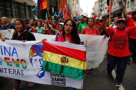 M­o­r­a­l­e­s­­i­n­ ­i­s­t­i­f­a­s­ı­n­ı­n­ ­a­r­d­ı­n­d­a­n­ ­B­o­l­i­v­y­a­­d­a­ ­s­o­k­a­k­ ­g­ö­s­t­e­r­i­l­e­r­i­ ­y­a­p­ı­l­ı­y­o­r­